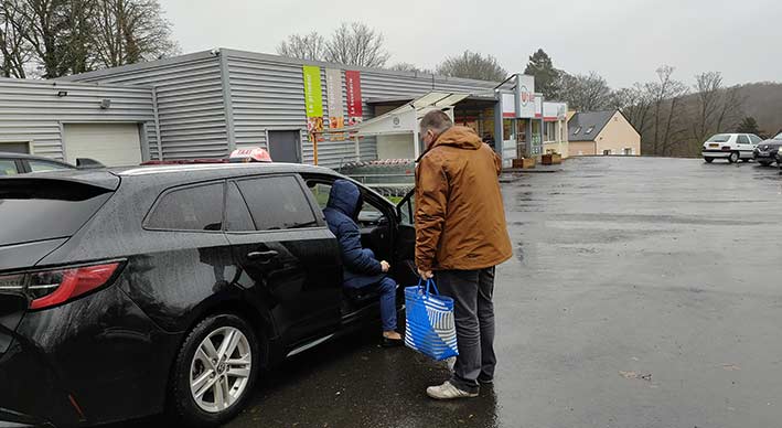 Taxi avec clientèle sortant du véhicule