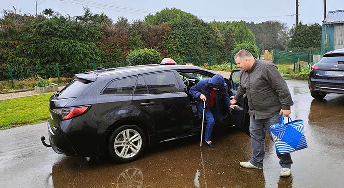 Taxi avec clientèle sortant du véhicule